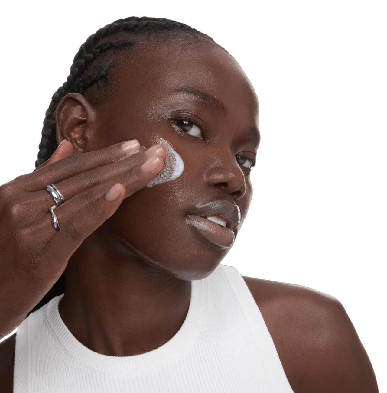 Mulher negra passando sabonete no rosto